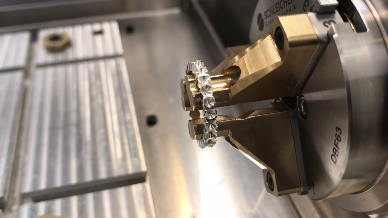 Video laden: CNC Fräsmaschine Veromill bei der Herstellung eines Riviere Ringes / Memoire Ringes mit 24 Steinfassungen. Das gesamte Projekt ist sehr einfach und kann entweder mit 3D Daten oder 2D Daten gemacht werden. Schleicher Graviertechnik kann Ihnen alles zur Verfügung stellen, was Sie benötigen: Technologie, Software und Werkzeuge. Bearbeitungszeit des Ringes beträgt 19 Minuten. Material des Ringes ist Silber.